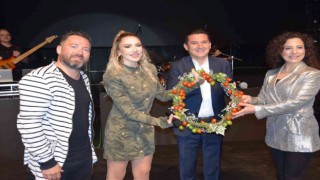 Hadise Kumlucada Domates Kraliçesi seçildi