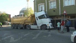 Hafriyat kamyonu binaya çarptı, korku dolu anlar yaşandı