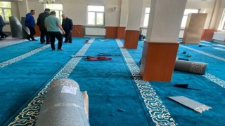 Hakkari Belediyesi caminin halılarını değiştirdi