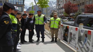 Hakkaride Yayalar İçin 5 Adımda Güvenli Trafik standı kuruldu