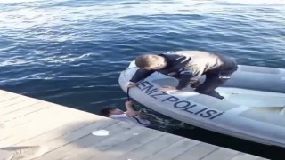 Haliçte can pazarı kamerada: Suya düşen genci deniz polisi kurtardı