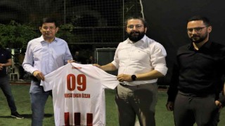 Halısaha turnuvasının başlama vuruşunu Başkan Özcan yaptı