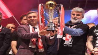 Hande Yener Batman Petrolsporun şampiyonluk kutlamaları için sahneye çıktı
