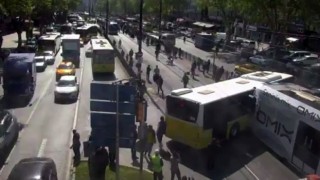 Haseki tramvay durağında İETT otobüsü ile tramvay çarpıştı. Olay yerine itfaiye ve sağlık ekipleri sevk edildi.