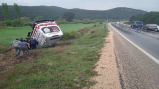 Hasta naklinden dönen ambulans şarampole devrildi: 3 yaralı