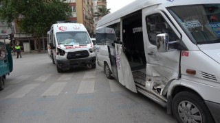 Hasta taşıyan ambulans dolmuşla çarpıştı; 2 yaralı