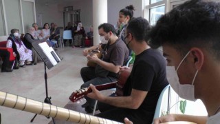 Hastalara öğrencilerden şifa konseri