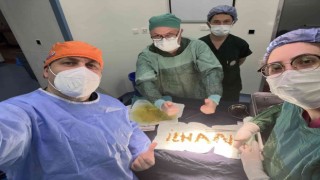 Hastasının safra kesesinden çıkarttığı taşlarla adını yazdı