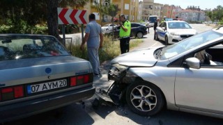 Hatalı sollama yaptığı otomobille önce arabaya, ardından beton direğe çarptı