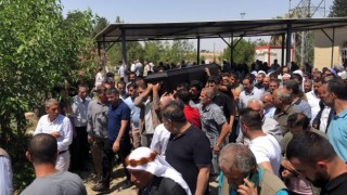 Hayatını kaybeden mahalle muhtarını binlerce kişi uğurladı