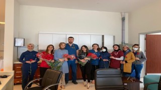 Hemşirelere karanfil dağıtıldı