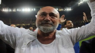 Hikmet Karaman gözyaşlarını tutamadı