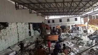 Hindistanda fabrikanın duvarı çöktü: 12 ölü, 13 yaralı