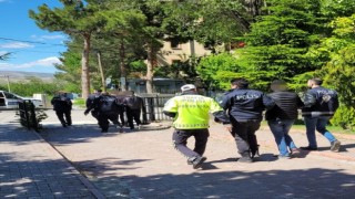 Hırsızlık yaparken yakalanan 4 zanlının üzerinde uyuşturucu çıktı