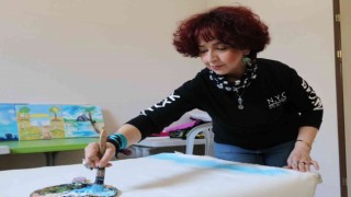 Hobi olarak başladığı ressamlık mesleği oldu
