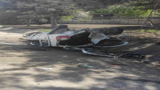 Hurdaya dönen otomobilde 2 kişi yaralandı