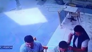 Husumetlisini börekçide yakalayıp kulağını kesti