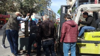 İBB yaya yolunu İSPARK a çevirdi: Esnaf yolu saksılarla kapattı