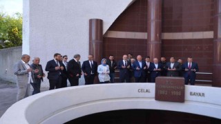 İçişleri Bakanı Soylu, 3. Cumhurbaşkanı Celal Bayarın anıt mezarını ziyaret etti