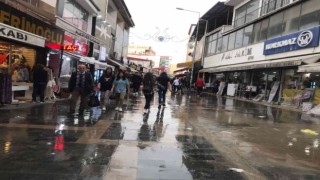Iğdırda bayram alışverişine çıkanlara yağmur sürprizi