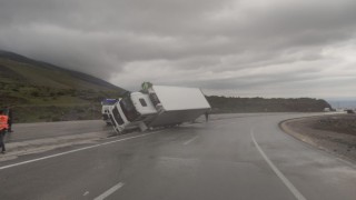 Iğdırda virajı alamayan çekici devrildi