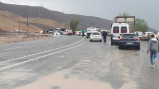 Iğdırda yağmur sonrası heyelan: Iğdır-Erzurum yolu kapandı