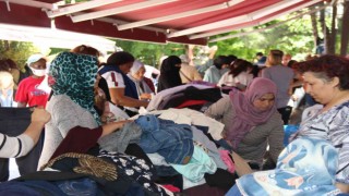 İhtiyaç sahipleri için 2 bin kıyafetle tezgah açtılar