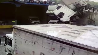 İkitellide tır bir işyerinin bahçesine uçtu: Faciadan dönülen kaza kamerada