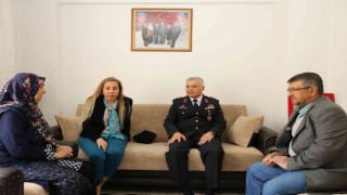 İl Jandarma Komutanı Ali Yıldız ve eşi, şehit annelerini yalnız bırakmadı