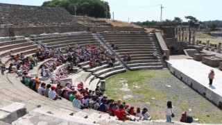 İlkokul öğrencileri Bergama tarihini öğreniyor