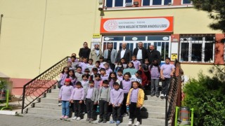 İlkokul öğrencileri meslek lisesi öğrencilerinin çalışmalarını inceledi