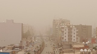 Iraktan gelen kum fırtınası Şırnakta hayatı olumsuz etkiledi