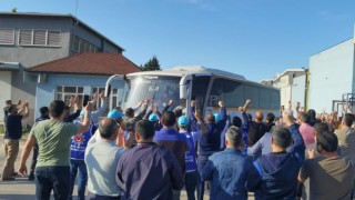 İşçi çıkaran fabrika önünde servis aracına saldırı girişimi