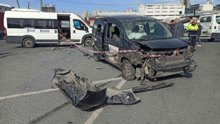 İşçileri taşıyan servis aracı kafa kafaya çarpıştı: 7 yaralı