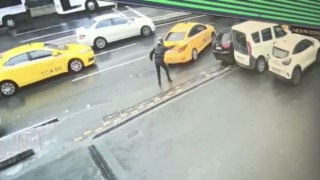 İstanbulda dehşet anları kamerada: Kasklı saldırgan hasmına kurşun yağdırdı
