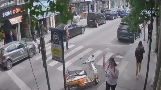 İstanbulda insanlık örneği kamerada: Kağıthane polisi 10 bin doları sahibine teslim etti