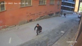 İstanbulda kadına kapkaç şoku kamerada: Görüntülü görüşme yaparken çaldılar