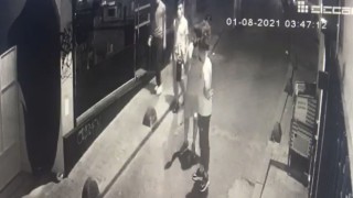 İstanbulda kapkaç şoku kamerada: Fotoğraf gösterirken telefonunu çaldılar