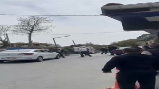 İstanbulda sokak ortasında silahlı kavga: Ortalık savaş alanına döndü, 3 yaralı