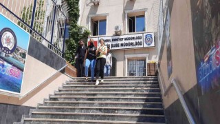 İstanbulda turistlerin çantalarını yankesicilik yöntemi ile çalan kadın yakaladı