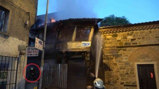 İtfaiye eri binanın altında kalmaktan son anda kurtuldu: Yüzlerce yıllık tarihi binanın yanarak yıkılma anı kameralarda