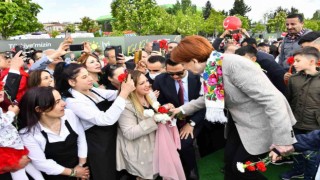 İYİ Parti Genel Başkanı Akşener vatandaşlarla ‘Bayram Sofrasında buluştu