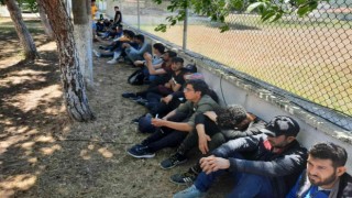 İzmirde 237 düzensiz göçmen ile 10 insan kaçakçısı yakalandı