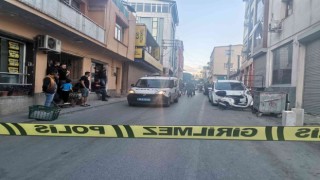 İzmirde ihbara giden polis aracına ‘mermi isabet etti