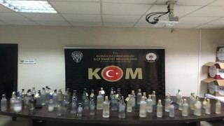 İzmirde sahte içki servisi yapan eğlence mekanına polisten baskın