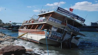 İzmirde şiddetli rüzgar tekneyi devirdi