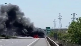 İzmirde yakıt yüklü tanker alev aldı