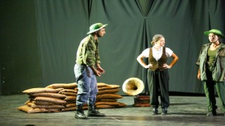 İzmirli öğrenciler, iki tiyatro oyununu sahneledi