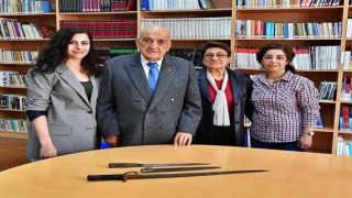 İzmirliler 100. Yıl Anı Evi için sandıkları açtı