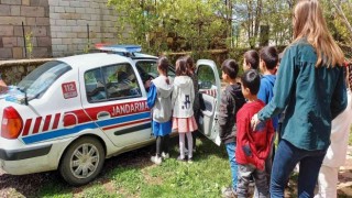 Jandarma ekiplerinden köy okulu öğrencilerine trafik eğitimi